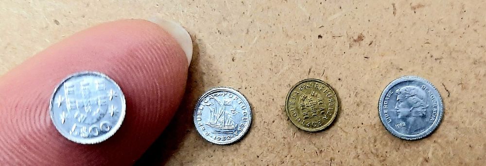 4 unid Mini Moedas portuguesas miniaturas 1982