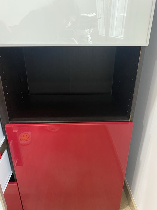 Armário/estante preto, vermelho e branco