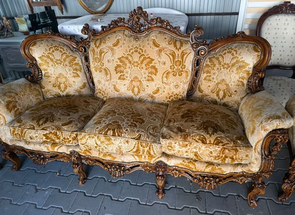 Włoski bogato rzeźbiony komplet-sofa,dwa fotele ława