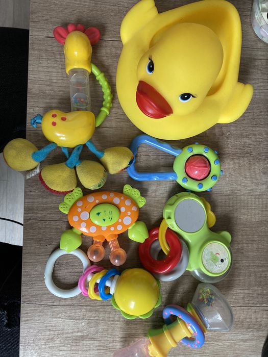 Zestaw 6 grzechotek i duza kaczka do kapieli