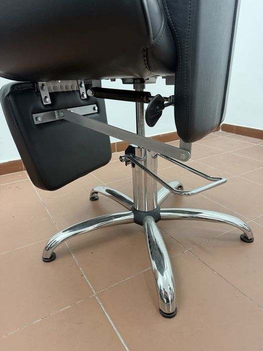 Cadeira Profissional de Barbeiro / Cabeleireiro / Estética – Reclinável e Elevatória
