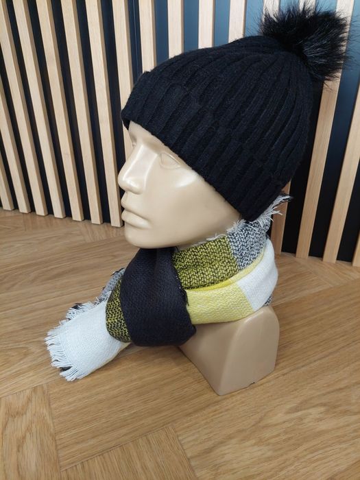 Czapka I szalik damski. Czarna czapka z pomponem, szalik gratis