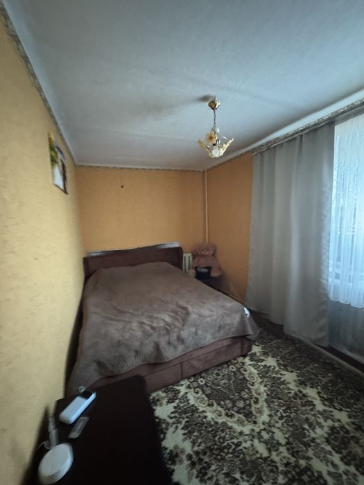 Продається трикімнатна квартира