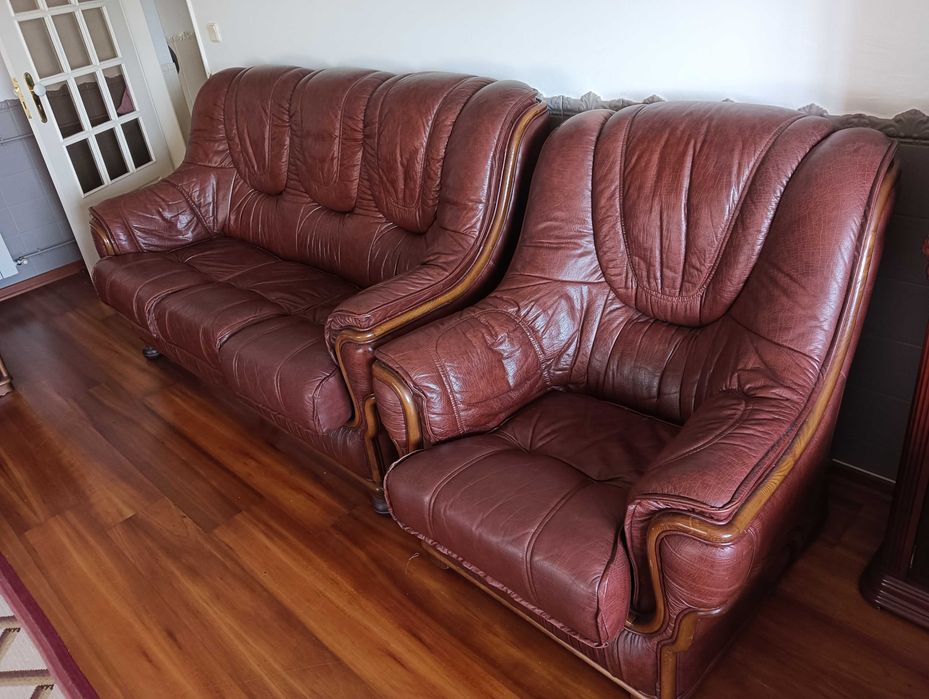 Sofá cama  e  poltronas  em pele