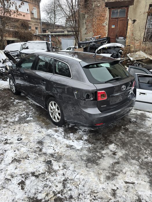 крыло переднее Toyota avensis t27 09-14 правое левое авенсис