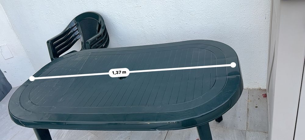 Mesa de jardim com 4 cafeitas e suporte de guarda sol
