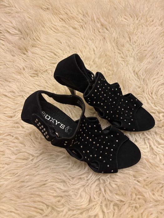 Czarne błyszczące szpilki