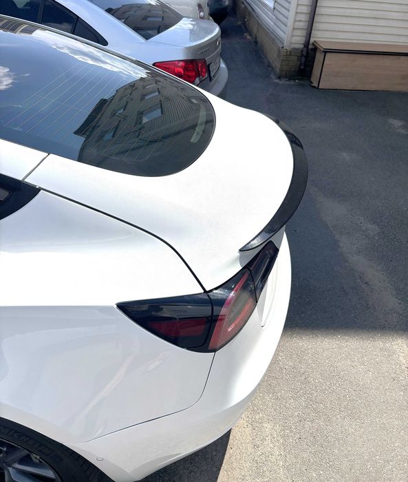 Спойлер тонкий чорний глянець Tesla Model Y / ABS пластик
