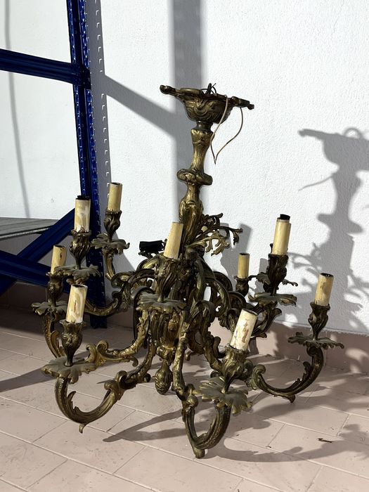 Lustre em bronze de grandes dimensões