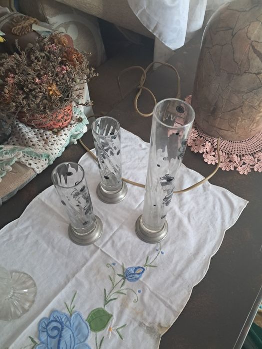 Tres solitários em vidro e estanho
