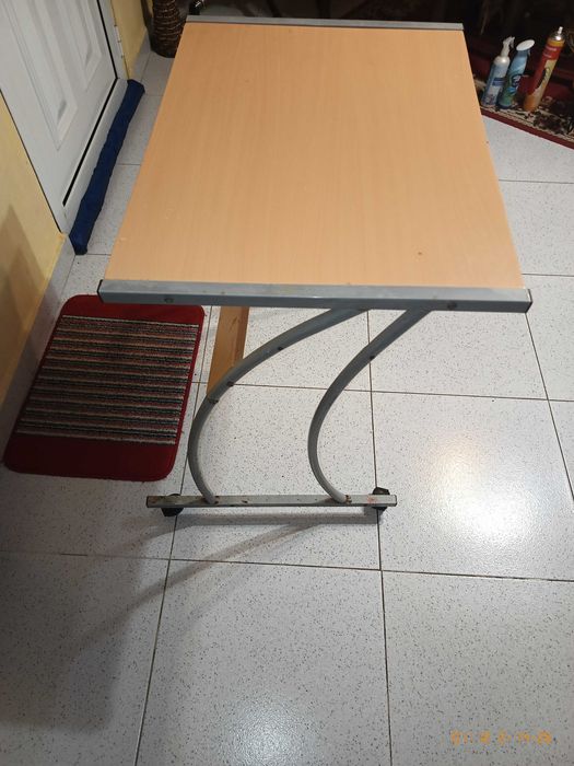 Mesa com rodas estado ótimo