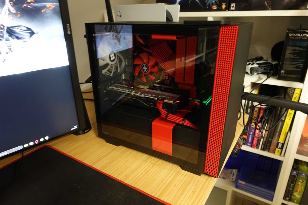 komputer PC  - mała jednostka w idealnym stanie