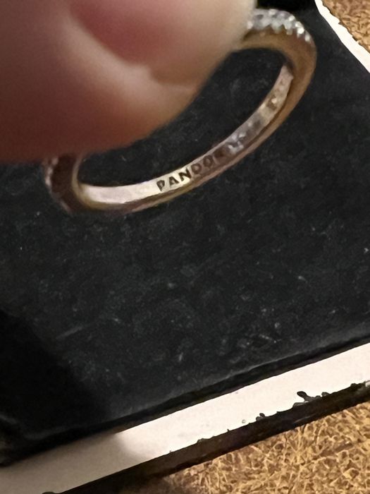 Pierścionek Pandora S925 z cyrkoniami – stan bardzo dobry