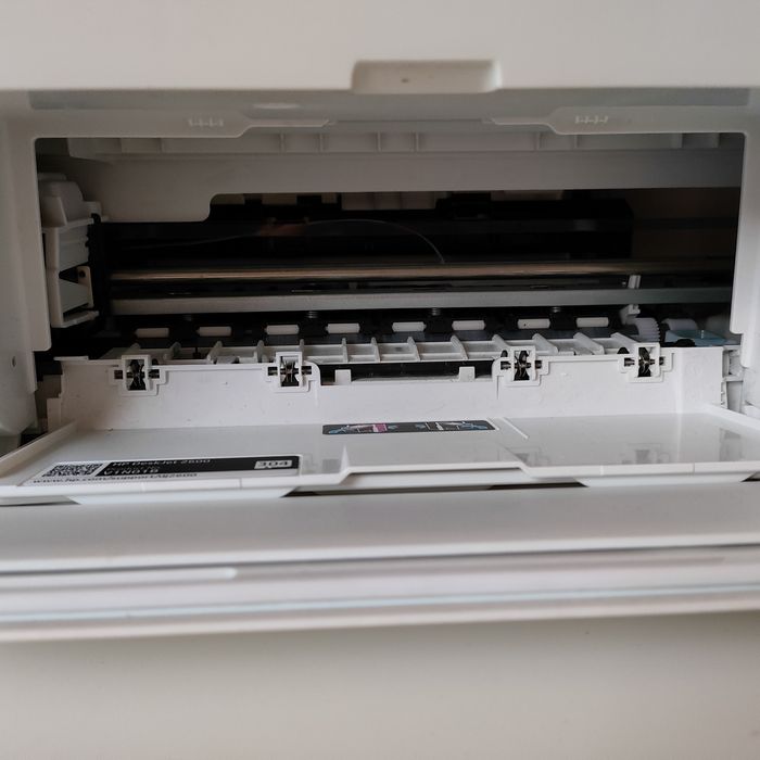 biała drukarka HP DeskJet 2620