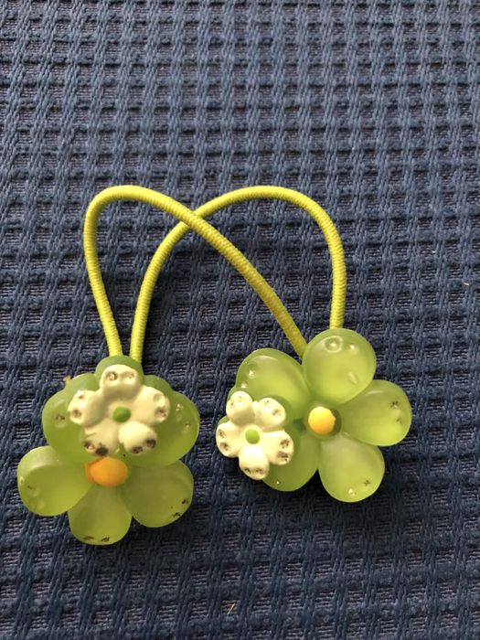 Gumka do włosów z ozdobnymi kwiatuszkami