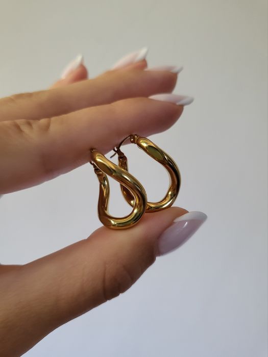 Kolczyki okrągłe asymetryczne złoty minimalistyczne eleganckie casual