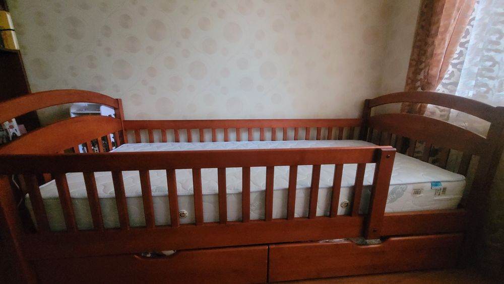 Ліжко полуторне з матрасом