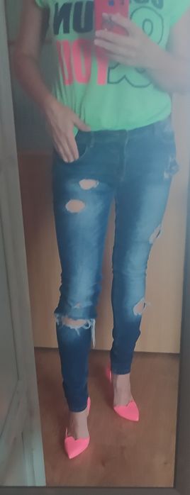 Spodnie dżinsowe z dziurami Bershka 40