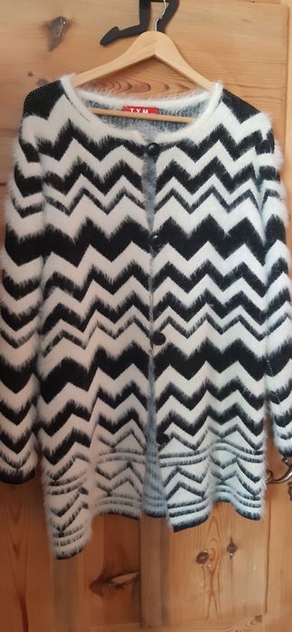 Czarno-biały sweter puchaty  kardigan, narzutka, żakiet.