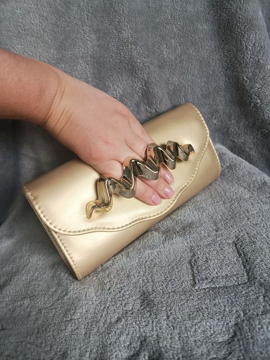 Elegancka złota kopertówka