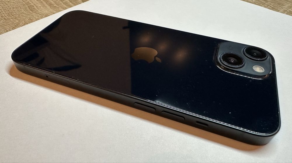 iPhone 13 128 GB z pudelkiem i dodatkiem
