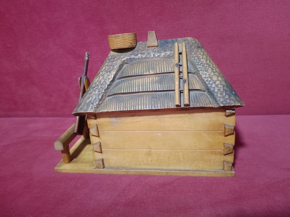 Дерев'яна хатинка