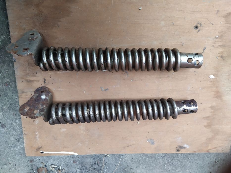 Продам амортизаторы задние