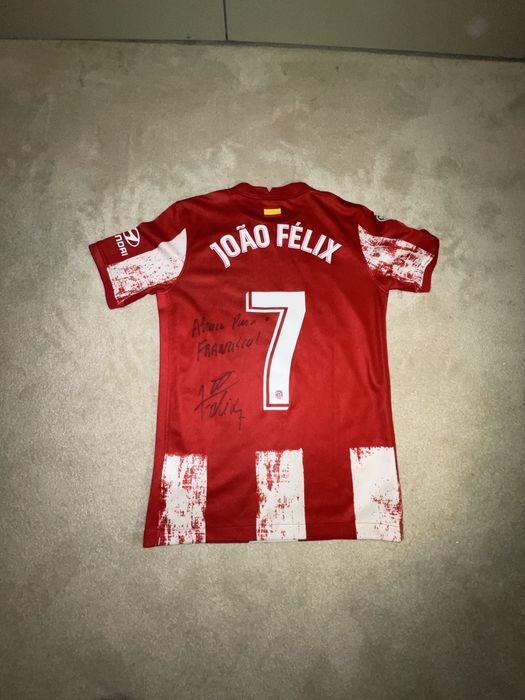 Thisr-t autografada pelo João Félix,do atletico de Madrid.