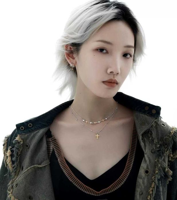 Colar Cruz Dupla – Prata 925 com Detalhes em Ouro e Estrelas