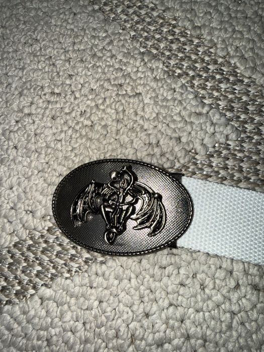 Biały pasek parciany z ozdobną klamrą – jak nowy