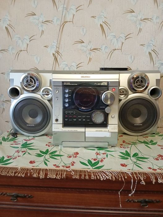 2 телевізора та музикальний центр