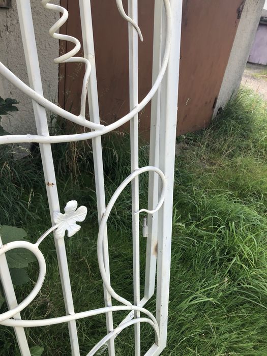 Решітка з дверима для дачі або балконних дверей