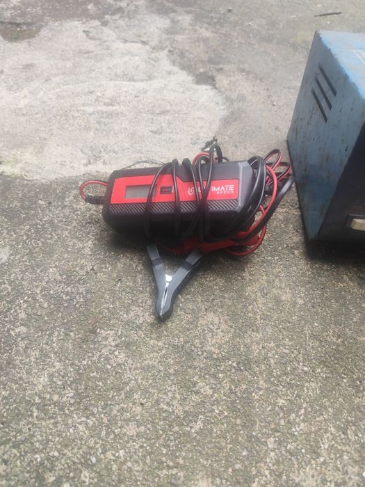 Três carregadores de baterias auto