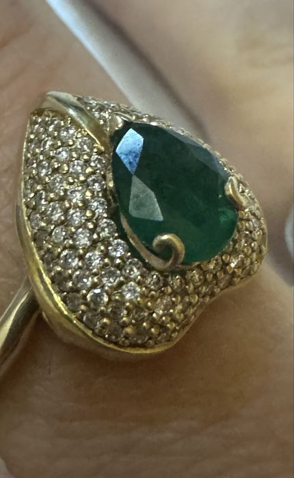 Золотое кольцо с бриллиантами и Изумрудом