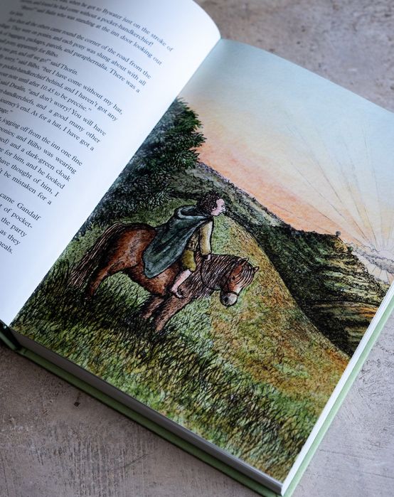 Книга The Hobbit:Illustrated Edition Володар перснів  lord of the ring
