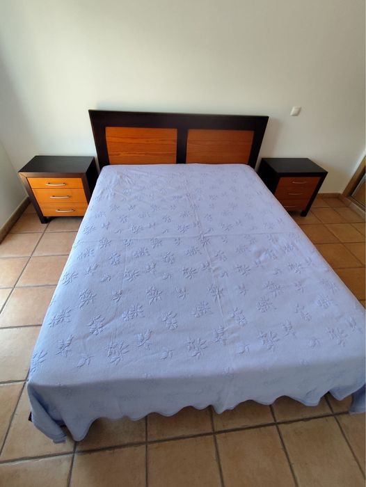 Cama de casal e mesas de cabeceira