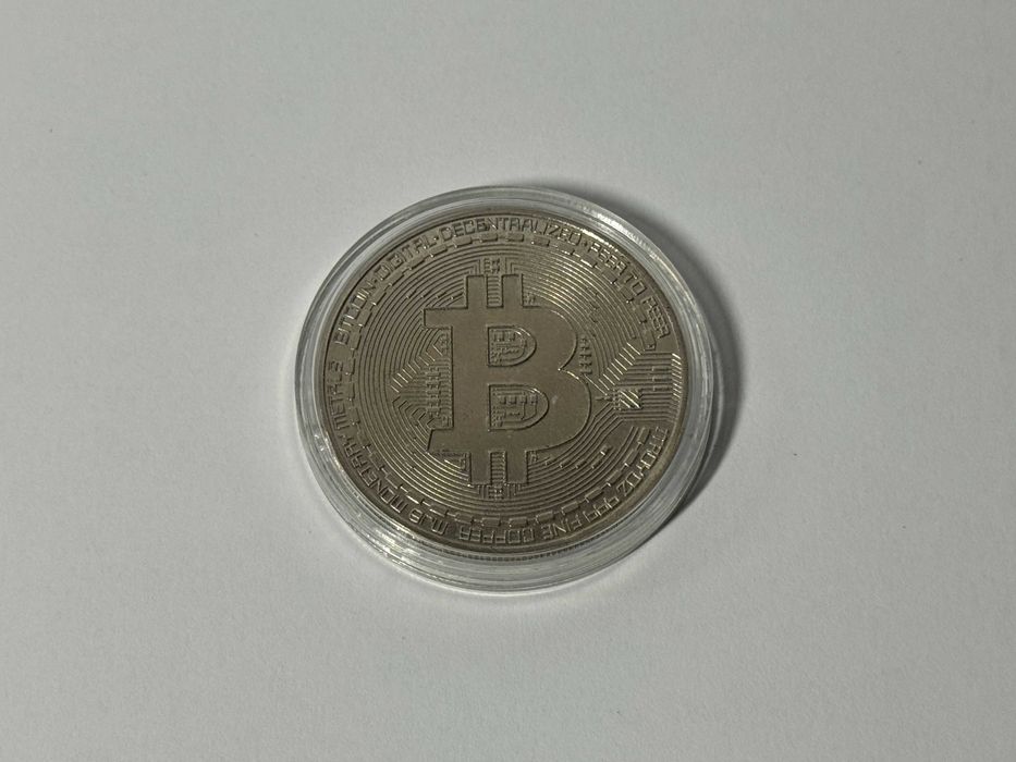 Сувенірна монета Bitcoin срібного кольору в захисній капсулі