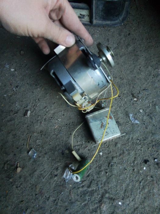 Двигатель ( мотор) от стиральной машины вышлю наложенным