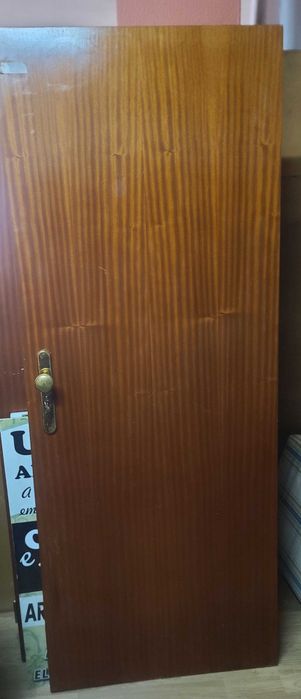 Varias portas com ferragem e sem ferragens