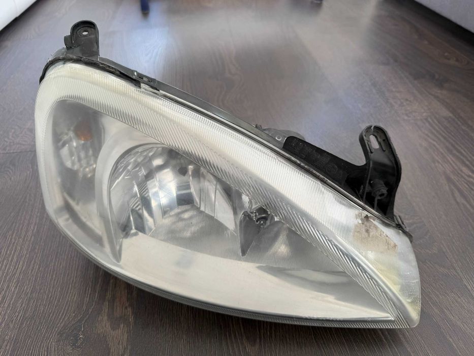 Opel Corsa C prawy przedni reflektor lampa