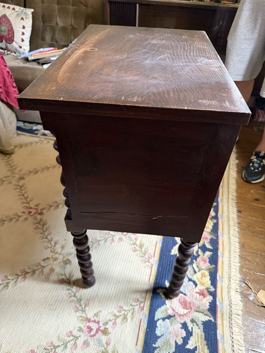 Mesinha antiga em castanho