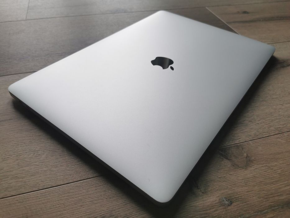 Macbook Pro 15" 2017 i7 16GB 256 SSD niski przebieg baterii