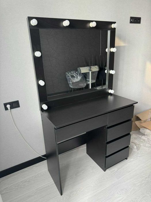 Макияжное, визажное зеркало, стол бровиста.Туалетный, гримерный столик