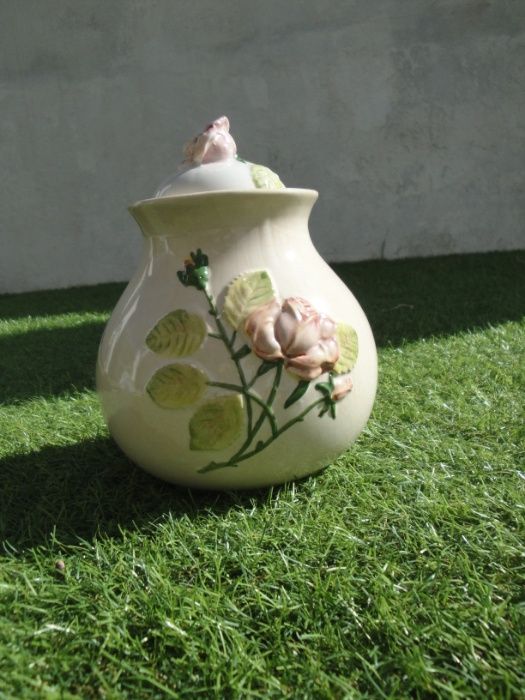 Pote em loiça com motivo floral