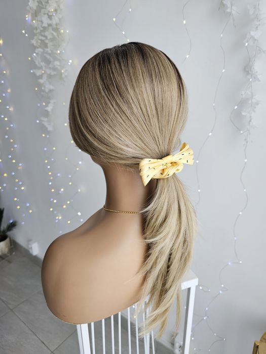Peruka Premium Kim średnia piaskowo beżowy blond  naturalny efekt