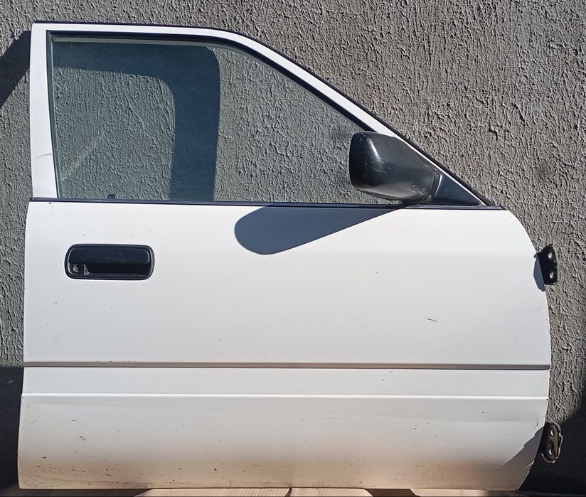Правая дверь Toyota carina 2  т170 1989г