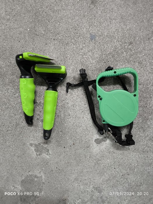 2 Escovas de pêlos para cães ou gatos e uma trela