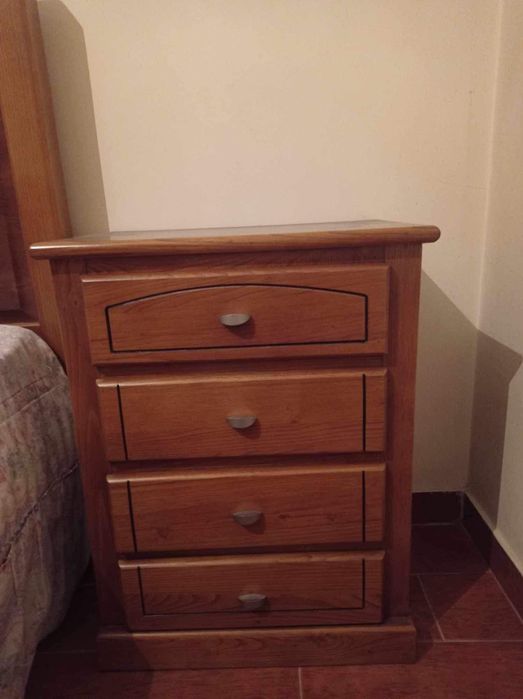 Cama + Colchão + Mesa de cabeceira em madeira