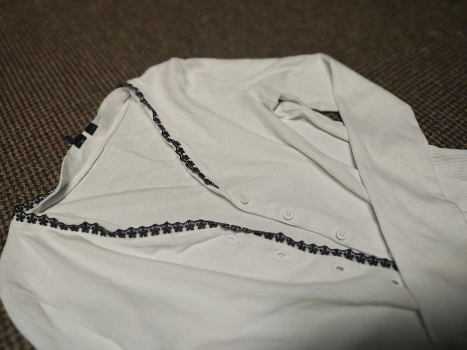 Biały sweter rozpinany,na guziki