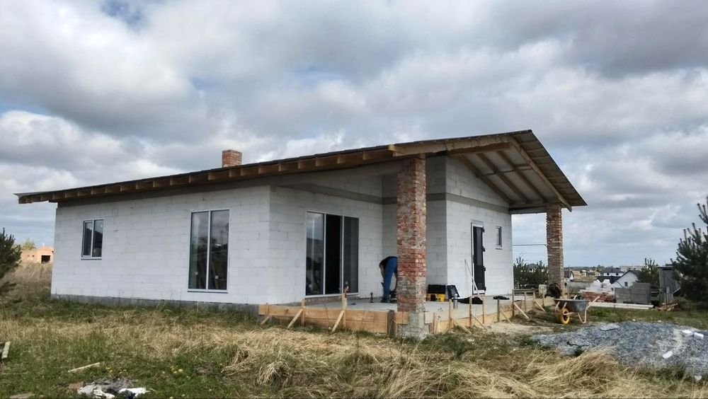 Продам будинок біля міста.